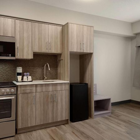 Ramada By Wyndham West Edmonton Hotel & Suites Bagian luar foto