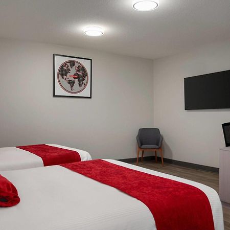 Ramada By Wyndham West Edmonton Hotel & Suites Bagian luar foto