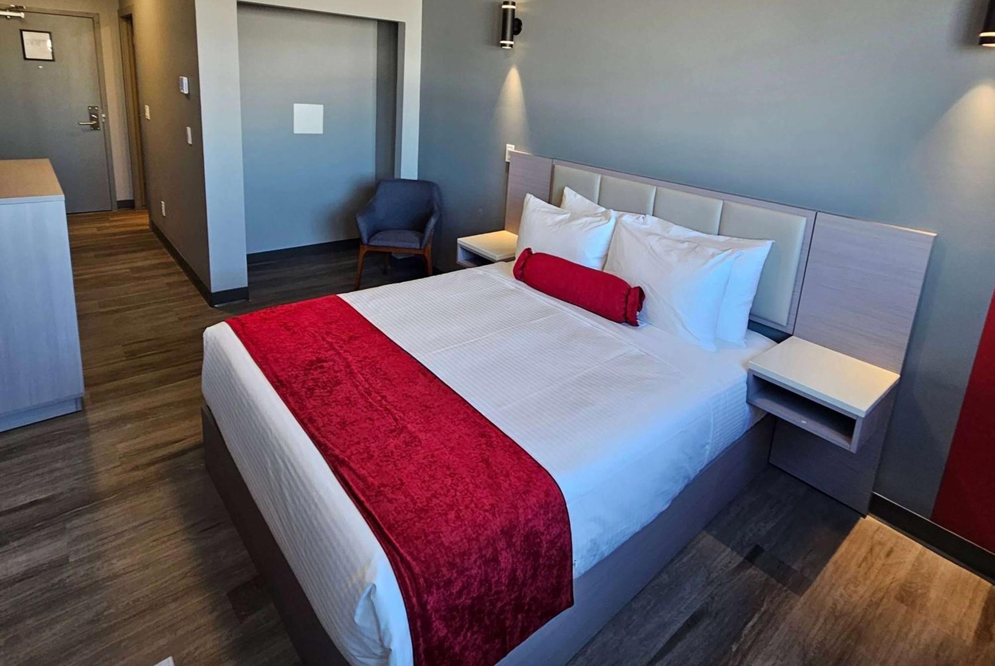Ramada By Wyndham West Edmonton Hotel & Suites Bagian luar foto