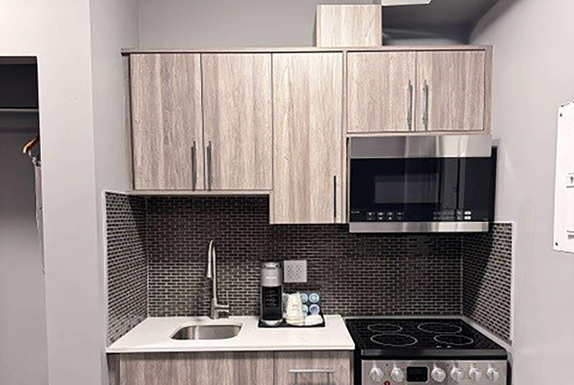 Ramada By Wyndham West Edmonton Hotel & Suites Bagian luar foto