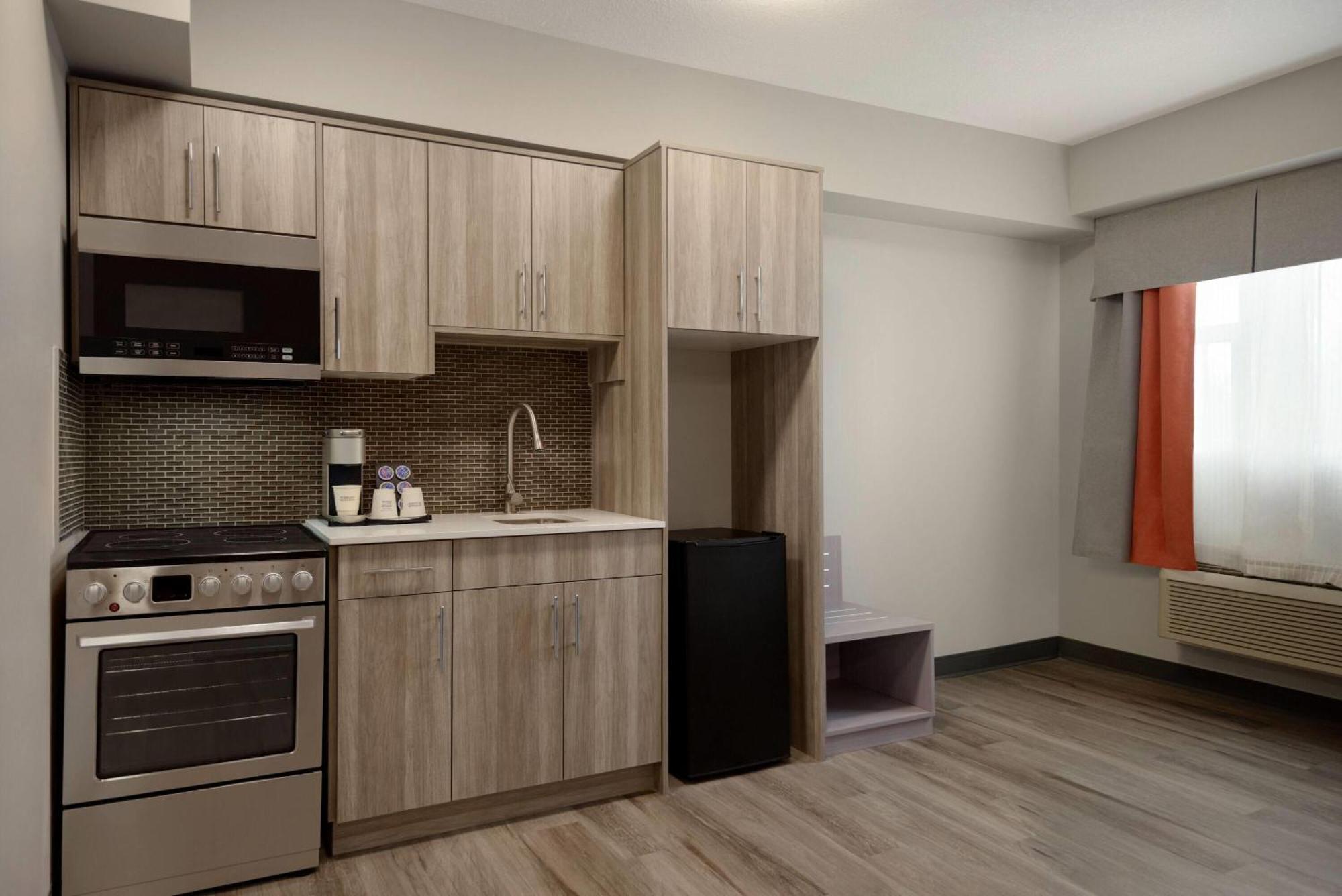 Ramada By Wyndham West Edmonton Hotel & Suites Bagian luar foto