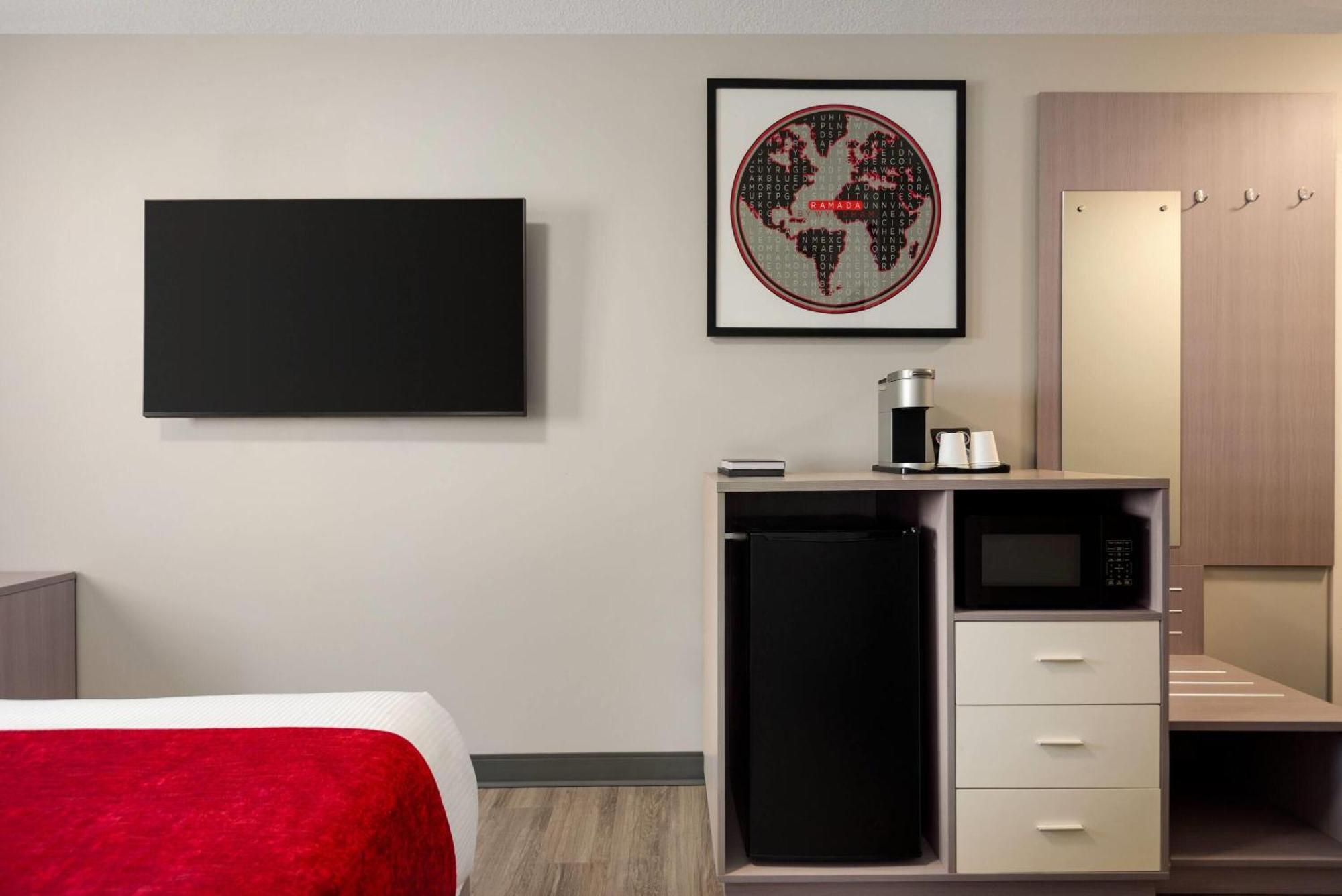 Ramada By Wyndham West Edmonton Hotel & Suites Bagian luar foto