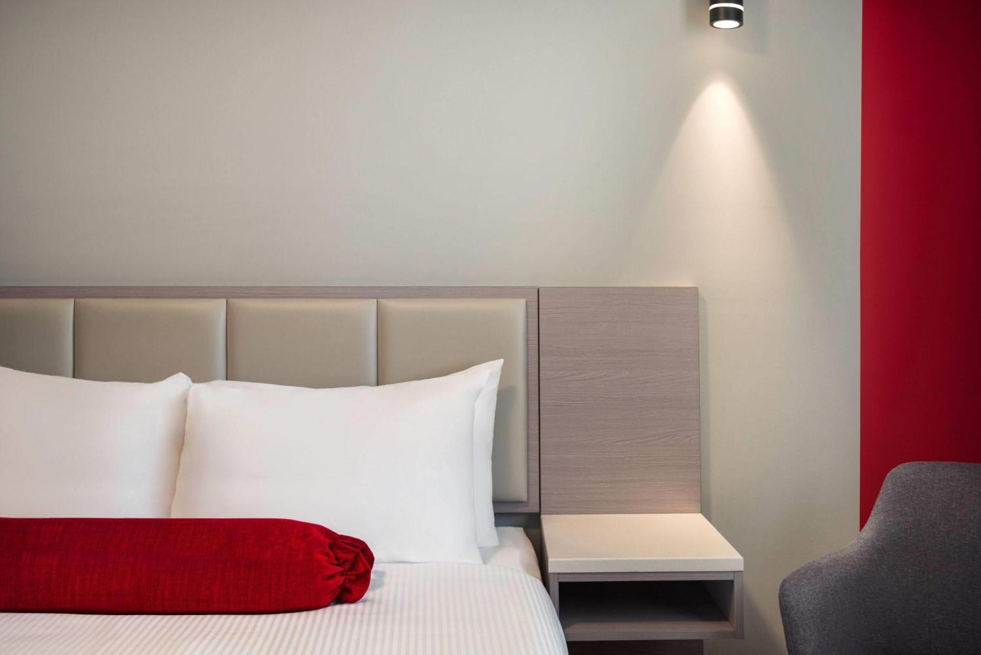 Ramada By Wyndham West Edmonton Hotel & Suites Bagian luar foto