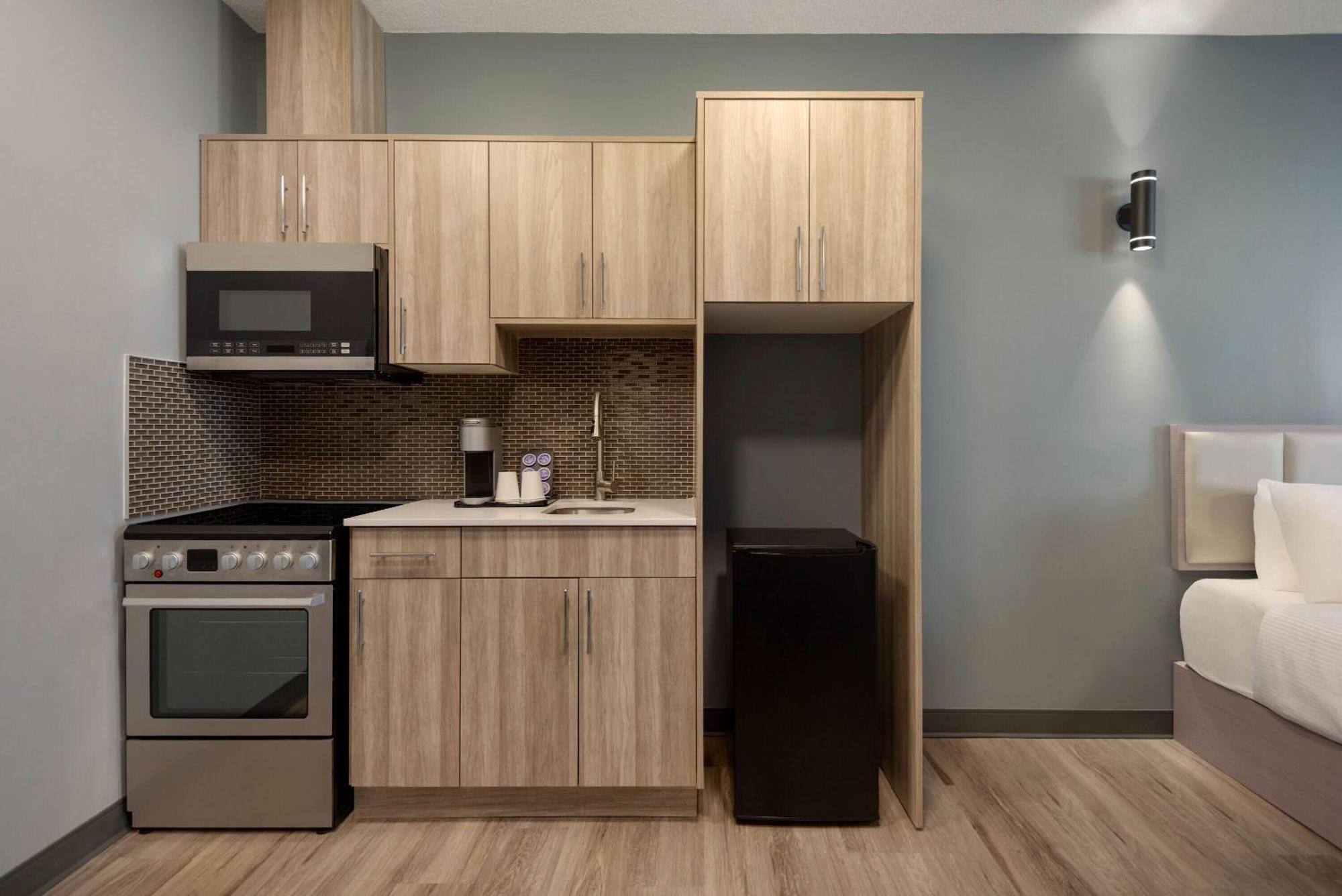 Ramada By Wyndham West Edmonton Hotel & Suites Bagian luar foto