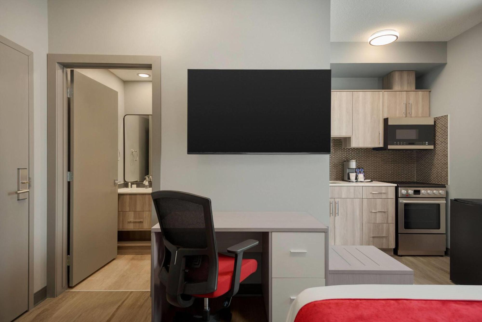 Ramada By Wyndham West Edmonton Hotel & Suites Bagian luar foto