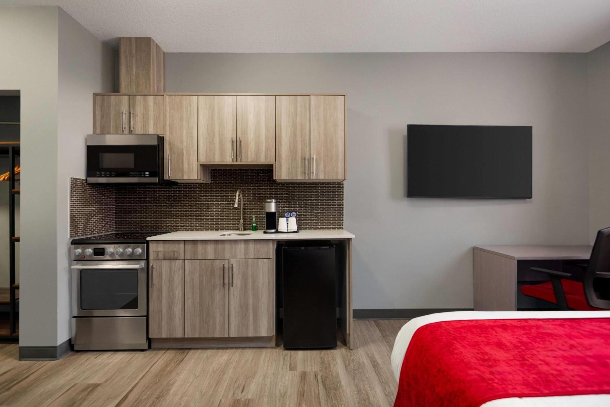 Ramada By Wyndham West Edmonton Hotel & Suites Bagian luar foto