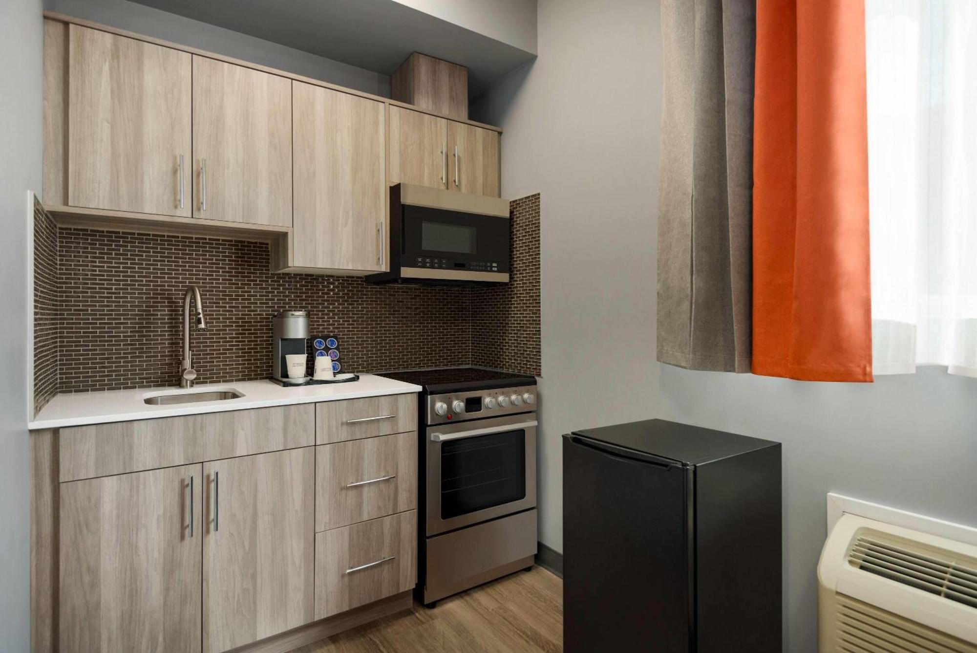 Ramada By Wyndham West Edmonton Hotel & Suites Bagian luar foto