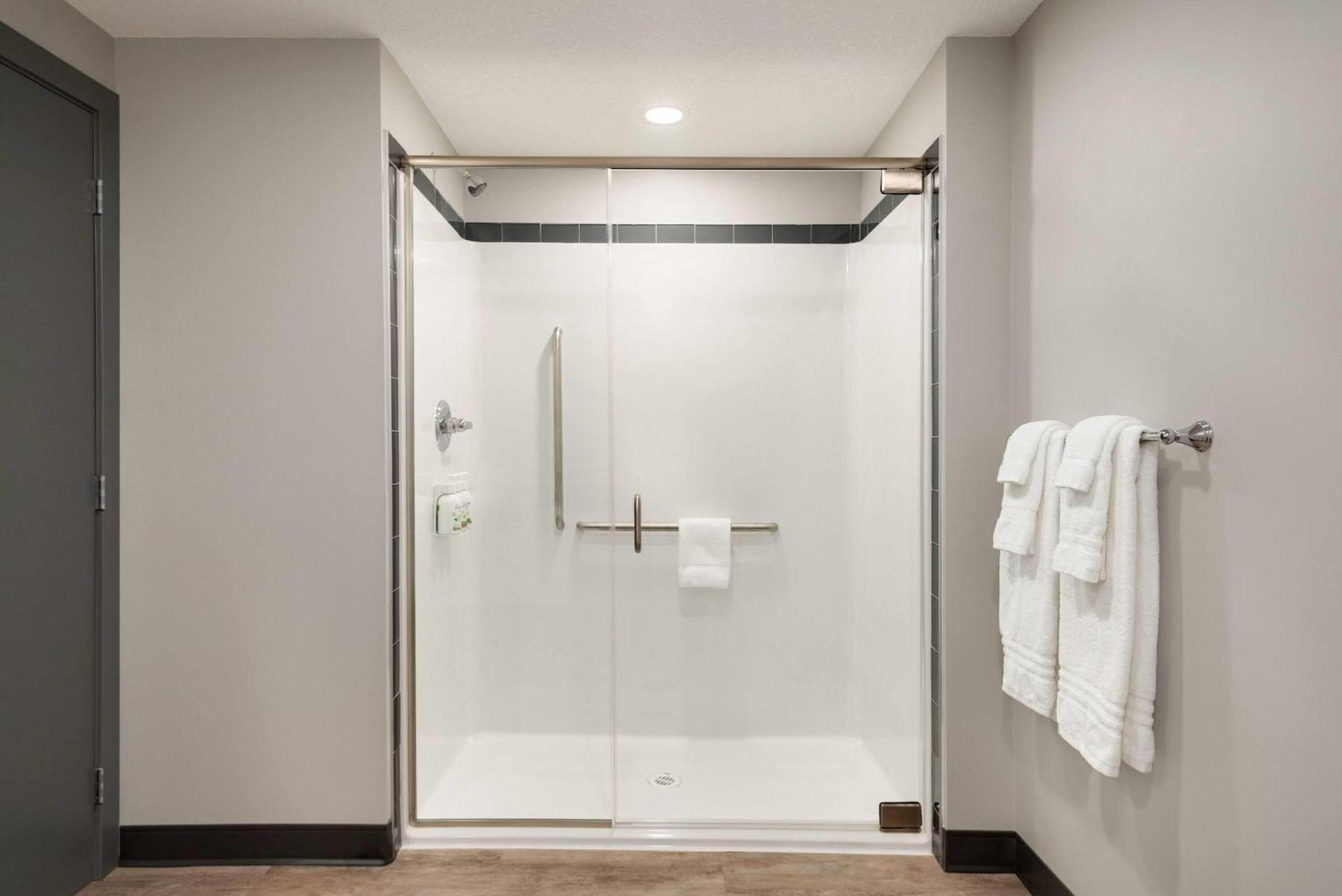 Ramada By Wyndham West Edmonton Hotel & Suites Bagian luar foto