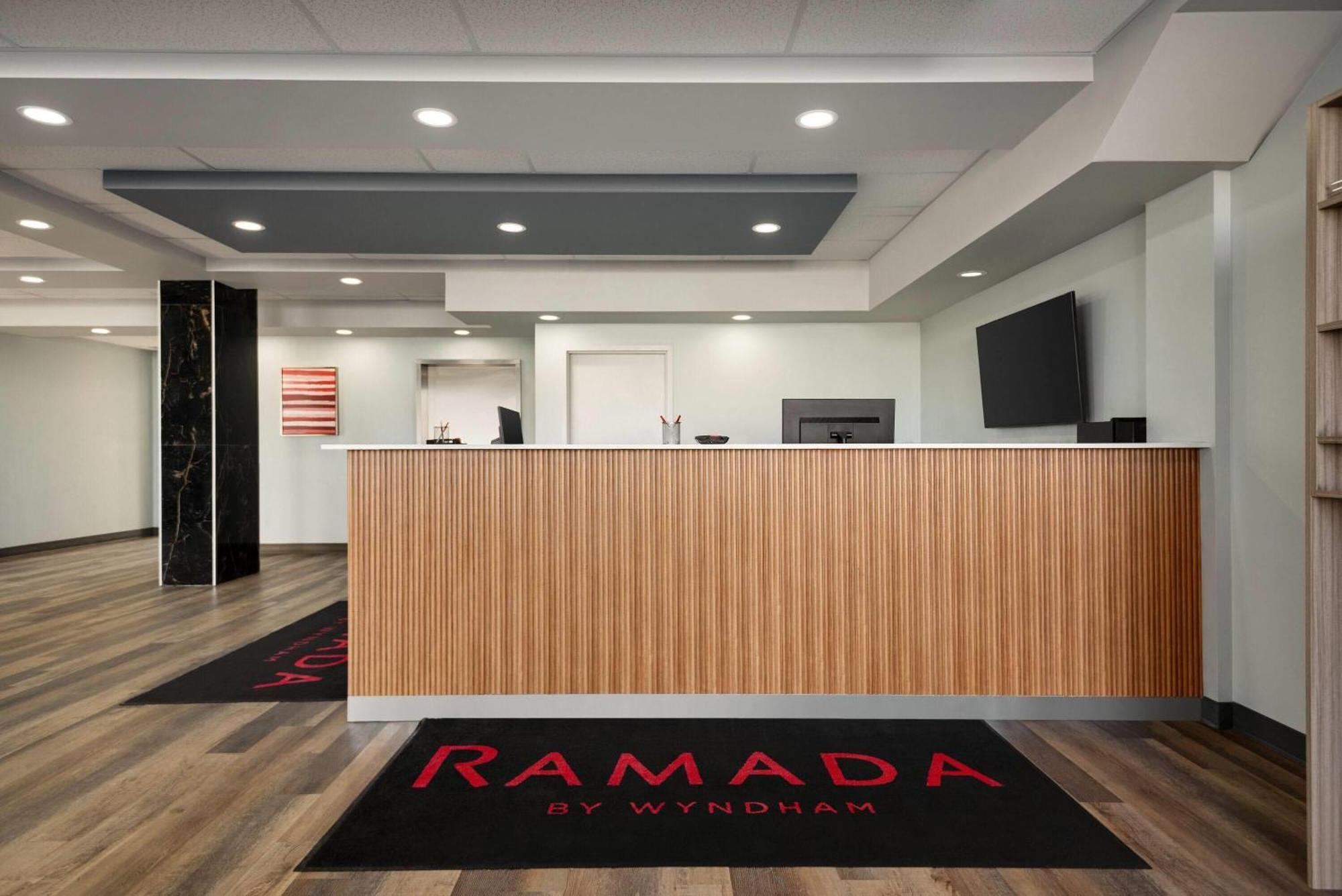 Ramada By Wyndham West Edmonton Hotel & Suites Bagian luar foto
